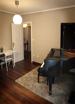 Escuela de Música Fuente de Cacho salón con piano