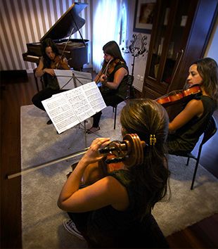 Escuela de Música Fuente de Cacho mujeres en clase de música 